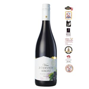 Fľaša polosladkého vína z čiernych ríbezlí od vinárstva Miluron s bielou etiketou.